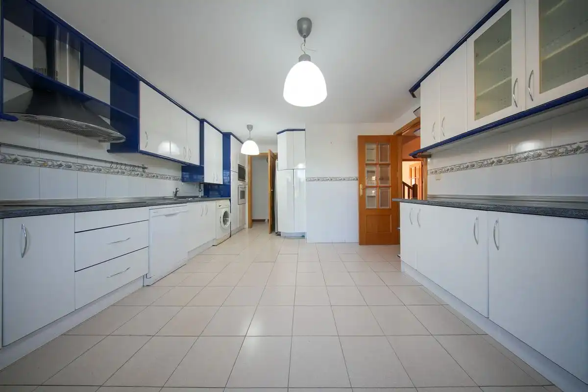Cocina de Casa adosada en venta en Pozuelo de Alarcón con Aire acondicionado, Calefacción y Jardín privado