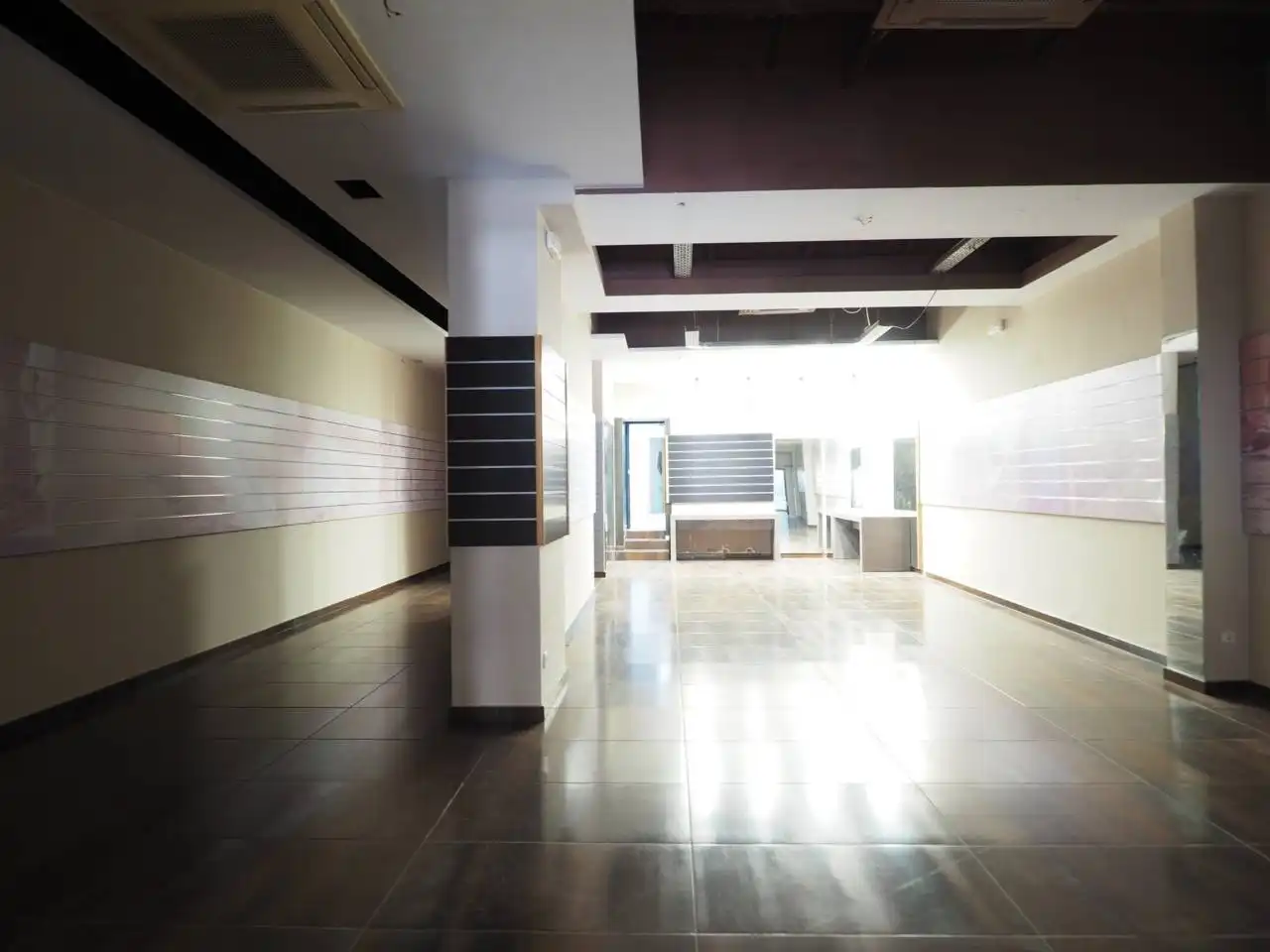 Local comercial de lloguer a Plaza de les Olles 12, imagen 2