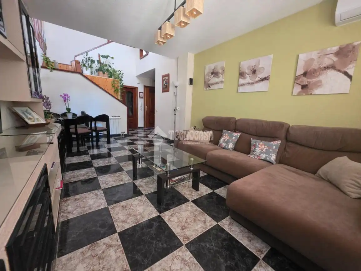 Sala d'estar de Casa adosada en venda en Sector 3