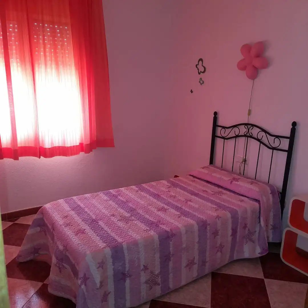 Dormitori de Casa o xalet de lloguer en Algeciras amb Terrassa, Traster i Piscina