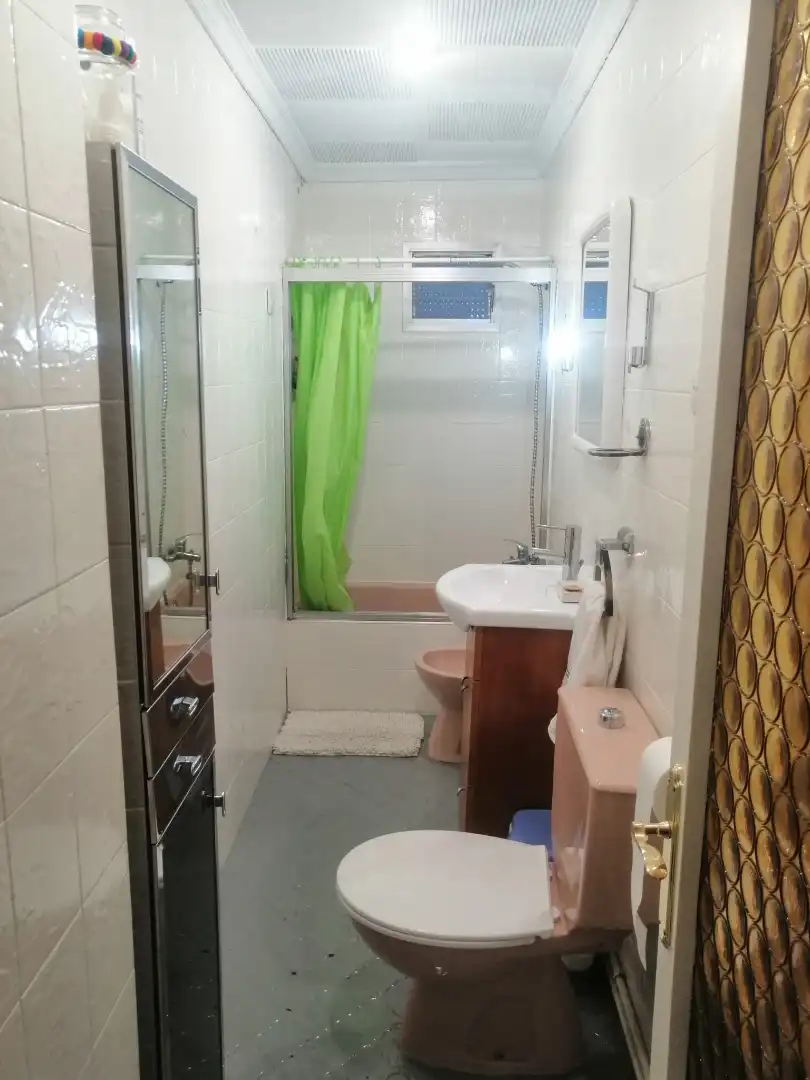 Baño de Piso de alquiler en Madrid con Calefacción, Parquet y Amueblado