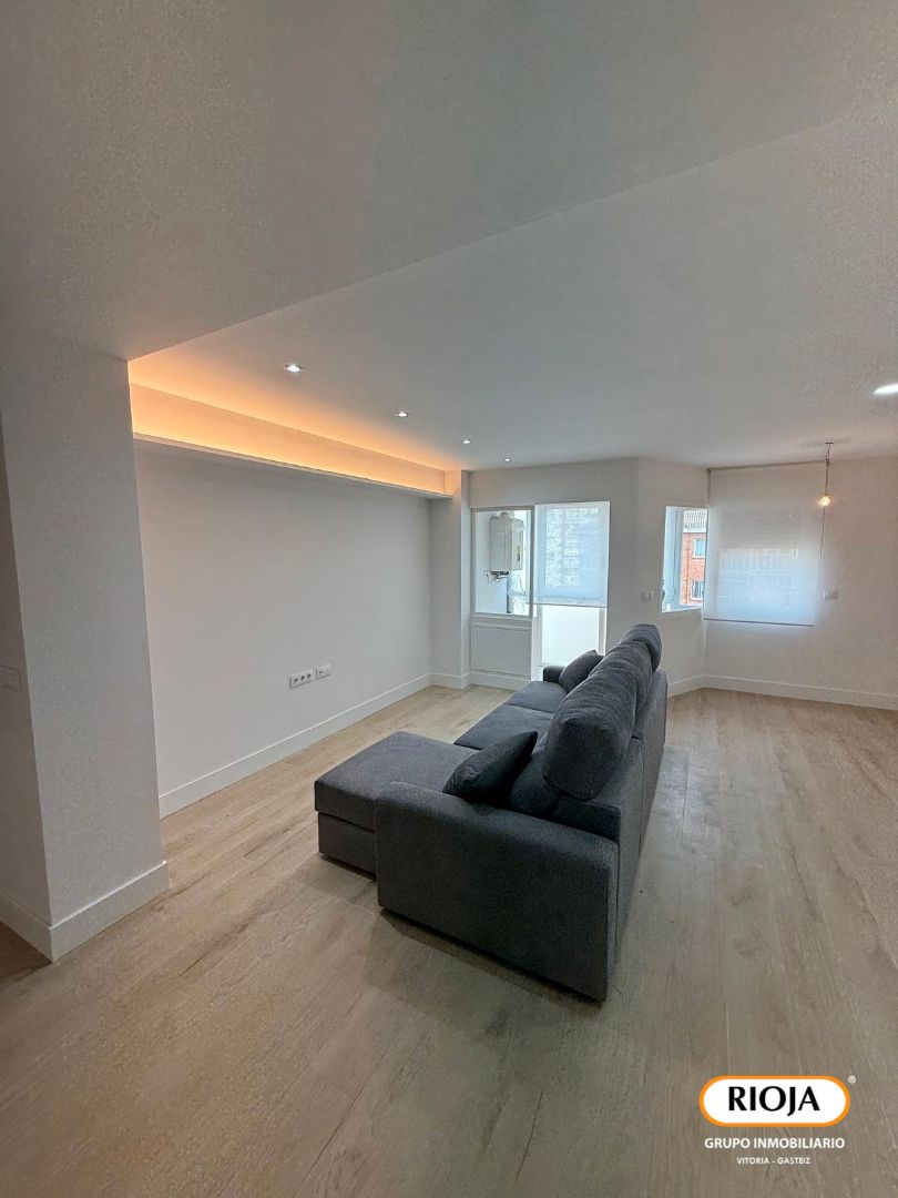 Sala de estar de Piso en venta en Vitoria - Gasteiz con Amueblado