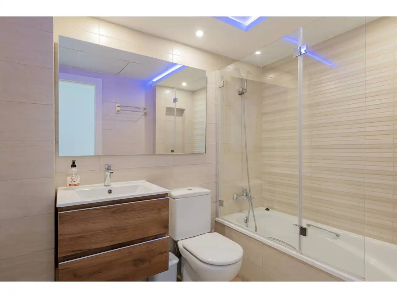 Baño de Piso en venta en Valencia con Aire acondicionado, Terraza y Amueblado