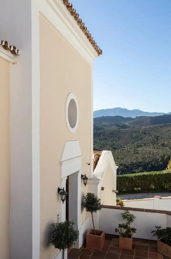 Vista exterior de Casa adosada en venta en Benahavís con Aire acondicionado, Jardín privado y Terraza