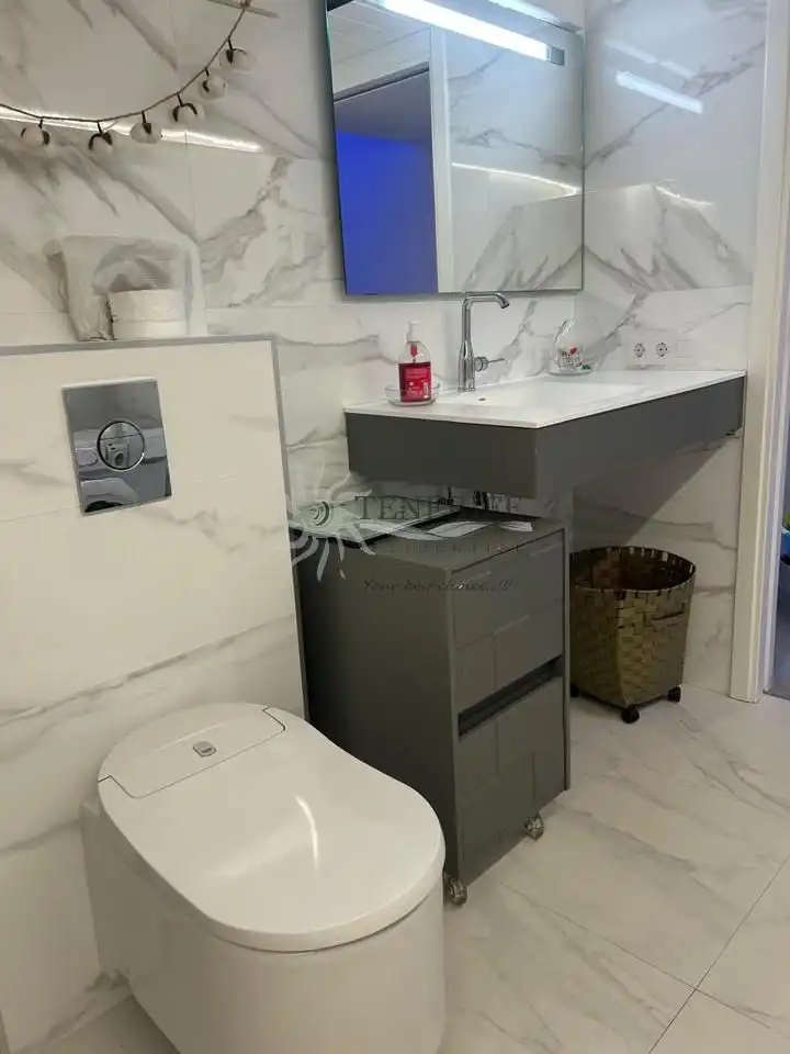 Baño de Piso en venta en Arona con Aire acondicionado, Terraza y Amueblado