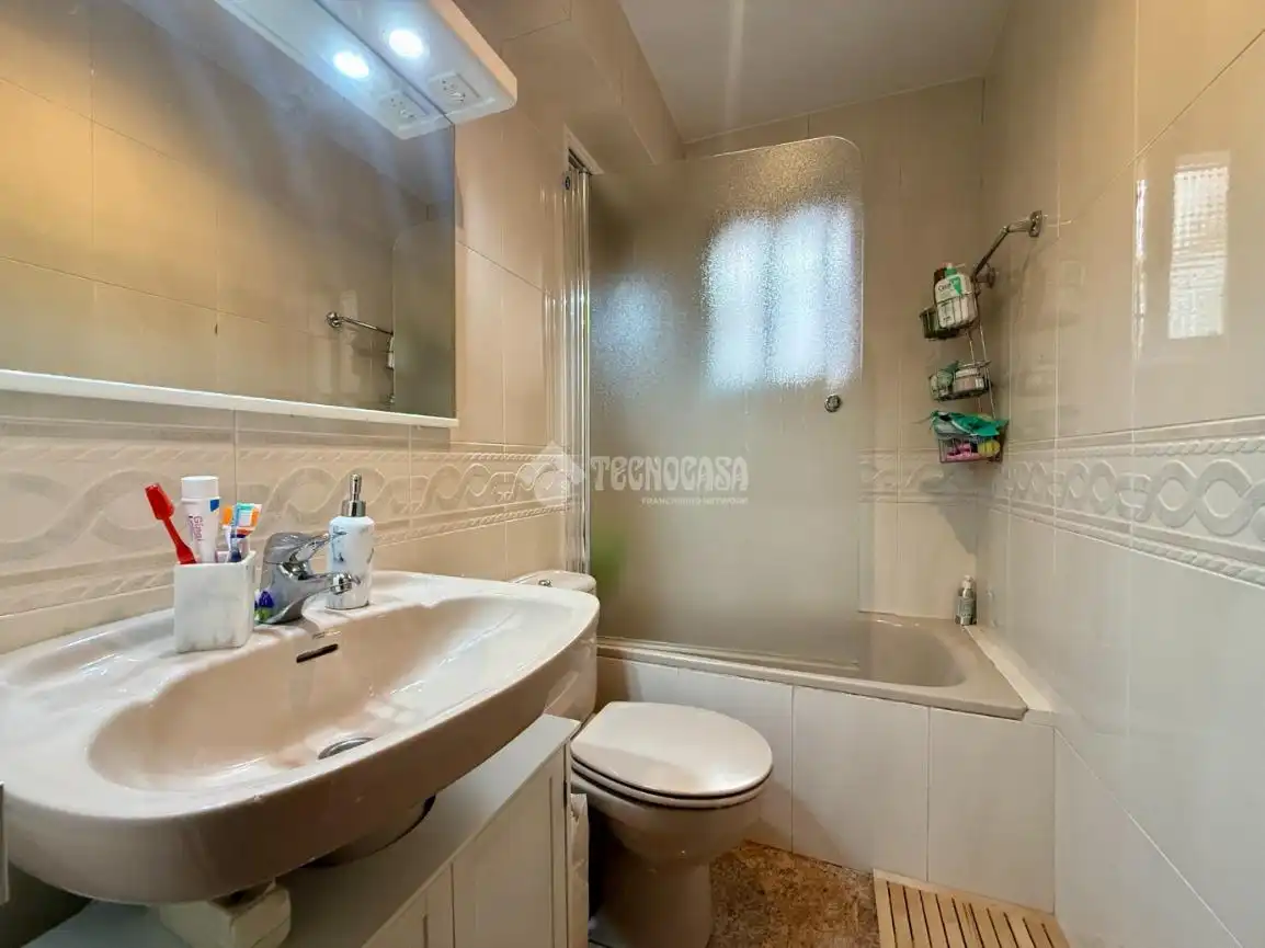 Badezimmer von Wohnung zum Verkauf in Madrid mit Klimaanlage, Heizung und Parkett