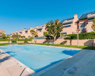 Piscina de Casa adosada en venda en Boadilla del Monte amb Aire condicionat, Calefacció i Jardí privat