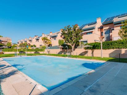 Piscina de Casa adosada en venda en Boadilla del Monte amb Aire condicionat, Calefacció i Jardí privat