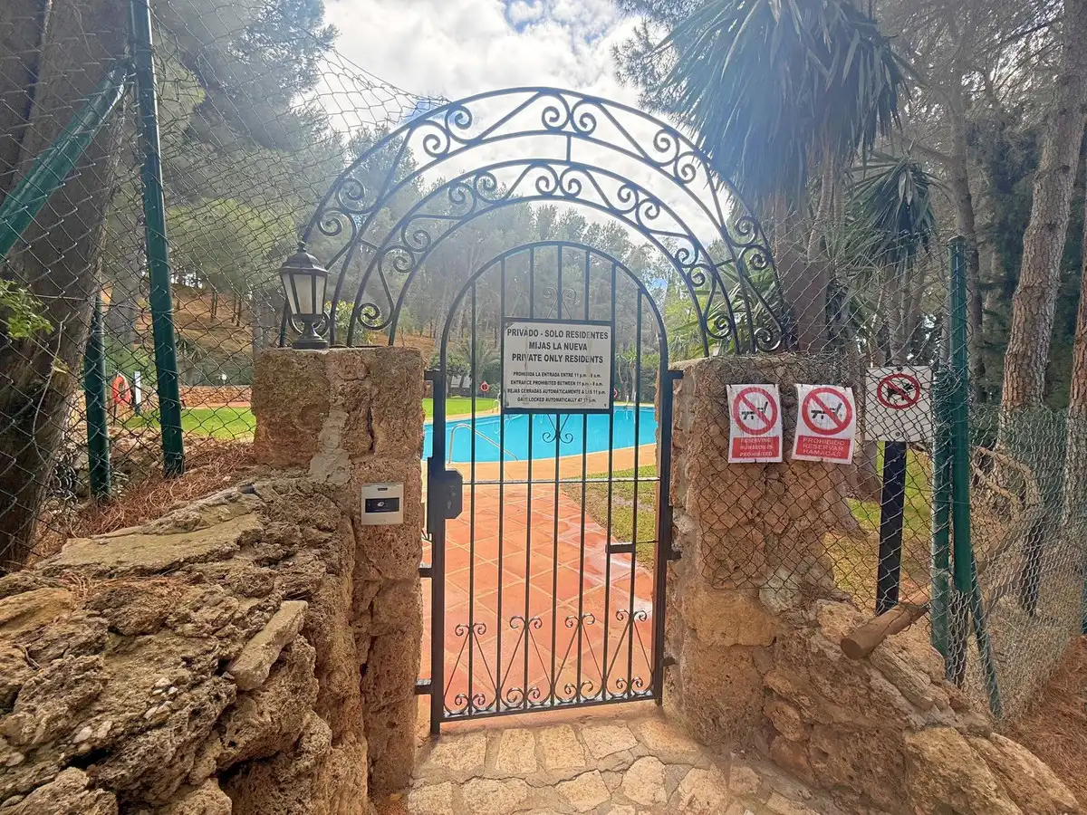 Schwimmbecken von Einfamilien-Reihenhaus zum Verkauf in Mijas mit Klimaanlage, Privatgarten und Terrasse