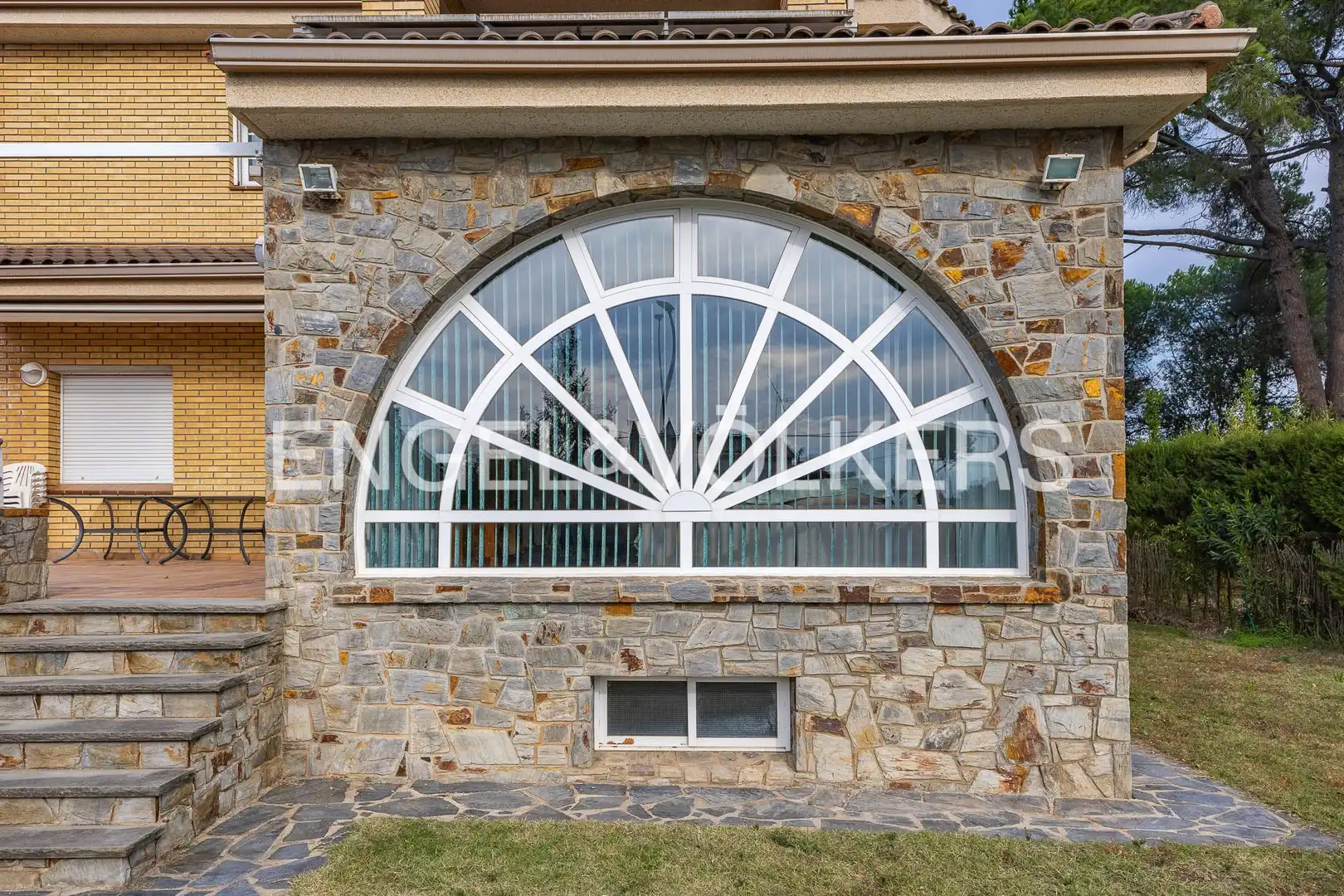 Vista exterior de Casa o xalet en venda en Castellar del Vallès amb Aire condicionat, Calefacció i Jardí privat
