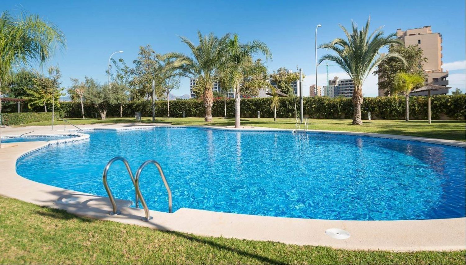 Piscina de Pis de lloguer en Alicante / Alacant amb Aire condicionat, Jardí privat i Terrassa