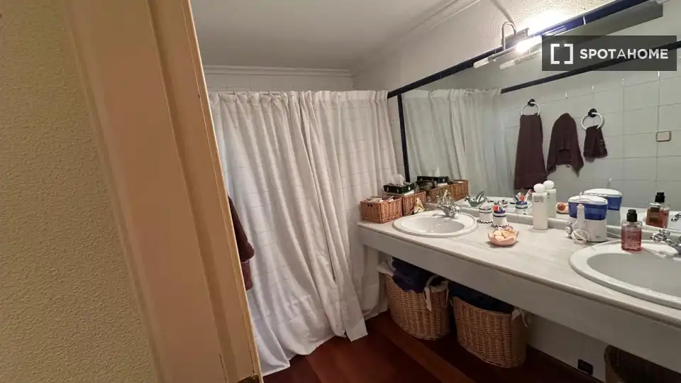 Badezimmer von Wohnung zur untervermieten in Alicante / Alacant mit Klimaanlage, Heizung und Terrasse