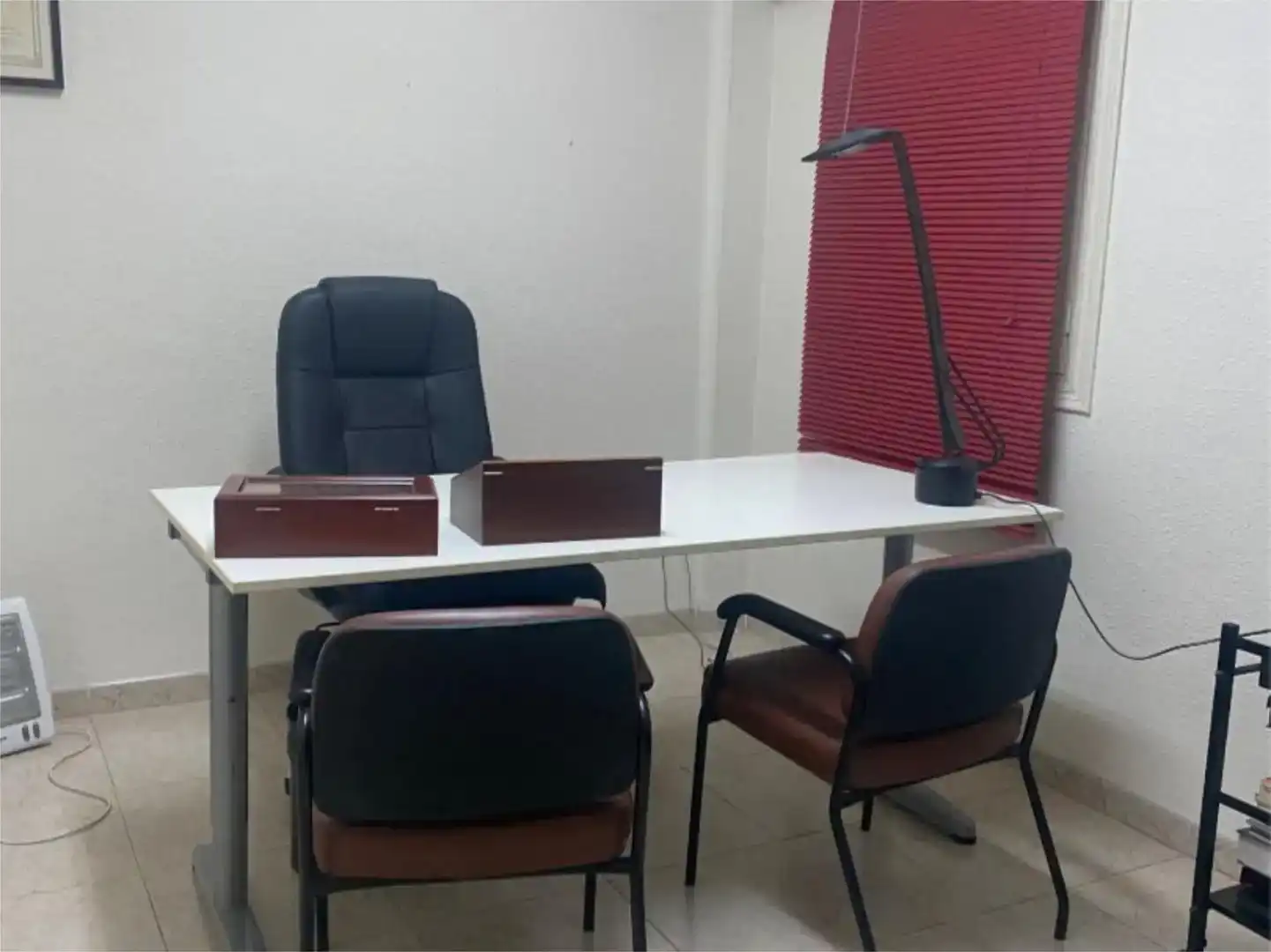 Büro zur Miete in Sevilla mit Klimaanlage und Balkon