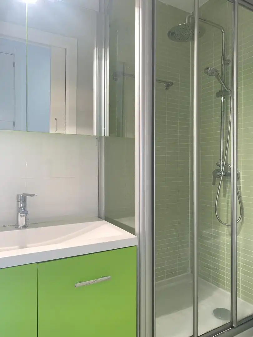 Badezimmer von Dachboden zur Miete in Madrid mit Klimaanlage, Heizung und Möbliert