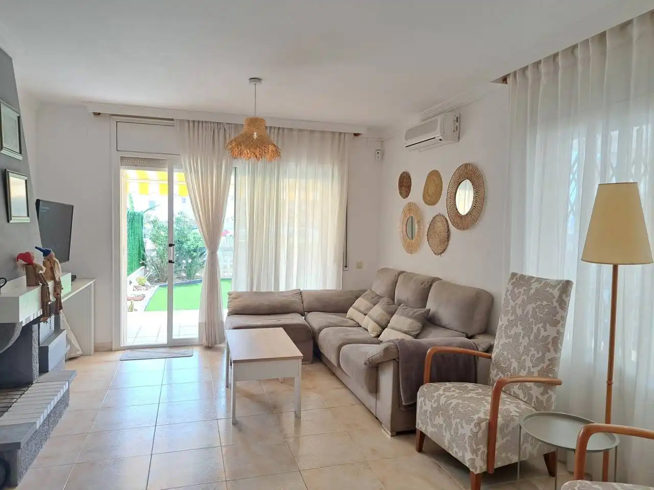 Wohnzimmer von Haus oder Chalet zur Miete in Vilanova i la Geltrú mit Klimaanlage, Heizung und Privatgarten