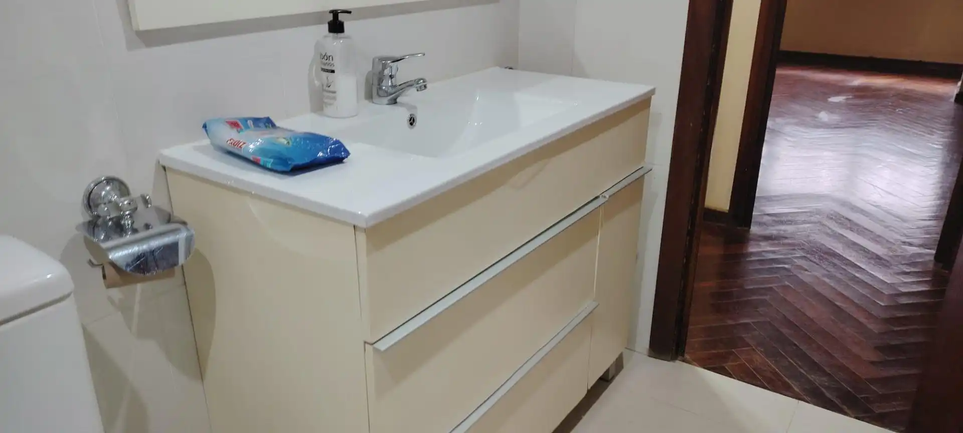 Badezimmer von Wohnung zum Verkauf in Vigo  mit Heizung, Abstellraum und Balkon