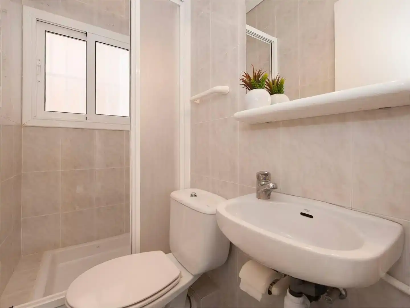 Badezimmer von Wohnung zur Miete in Castelldefels mit Klimaanlage, Schwimmbad und Balkon