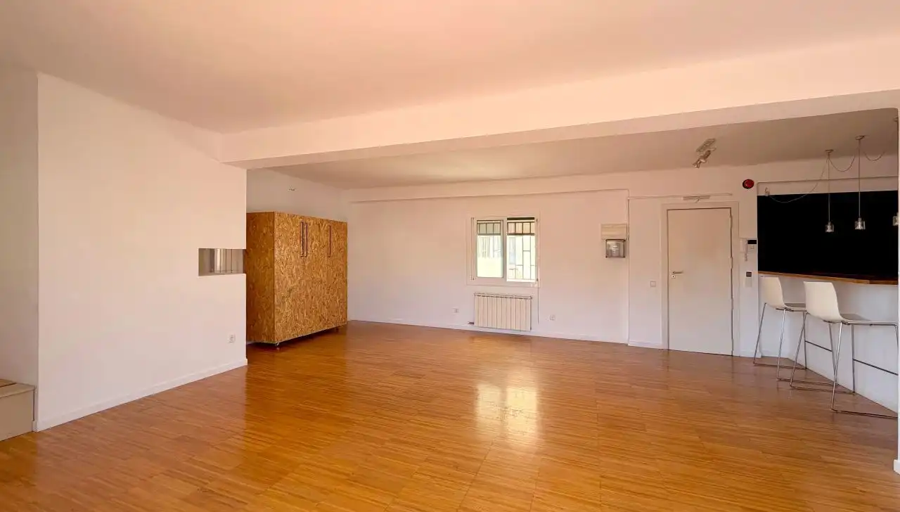 Wohnung zum Verkauf in Barcelona mit Klimaanlage, Heizung und Terrasse