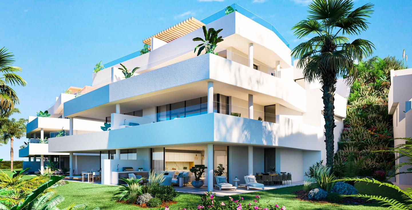 Vista exterior de Apartament en venda en Estepona amb Aire condicionat, Jardí privat i Terrassa