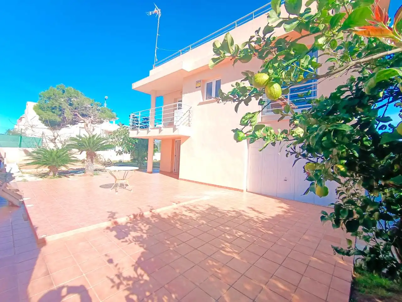 Vista exterior de Casa o xalet en venda en Oliva amb Aire condicionat, Jardí privat i Terrassa