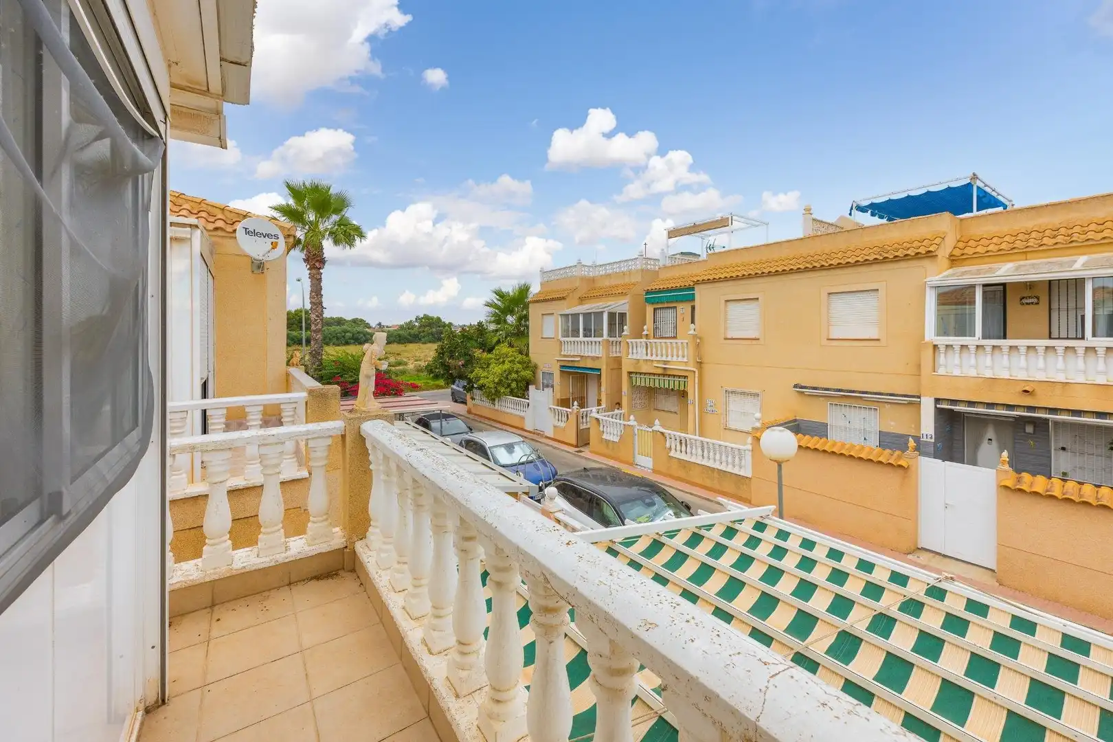 Vista exterior de Casa o xalet en venda en Torrevieja amb Aire condicionat, Jardí privat i Piscina