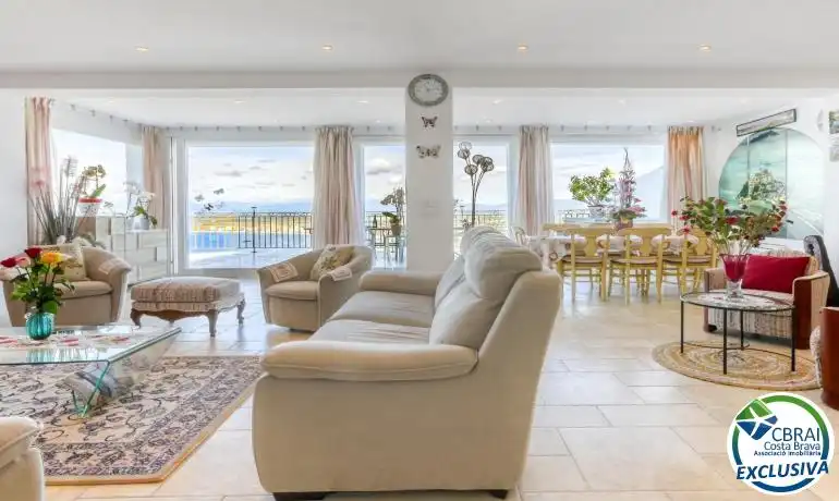 Sala d'estar de Finca rústica en venda en Roses amb Calefacció, Jardí privat i Traster