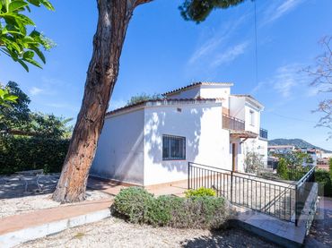 Xalet amb balcó en venda a Carrer Àngel Guimerà 13