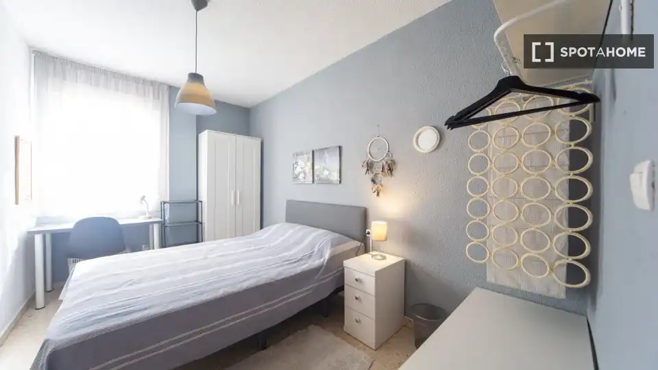 Habitación de Piso de alquiler en Granada con Aire acondicionado, Calefacción y Amueblado
