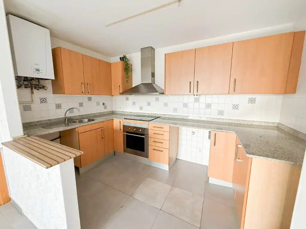Cuina de Dúplex en venda en Figueres amb Aire condicionat i Moblat