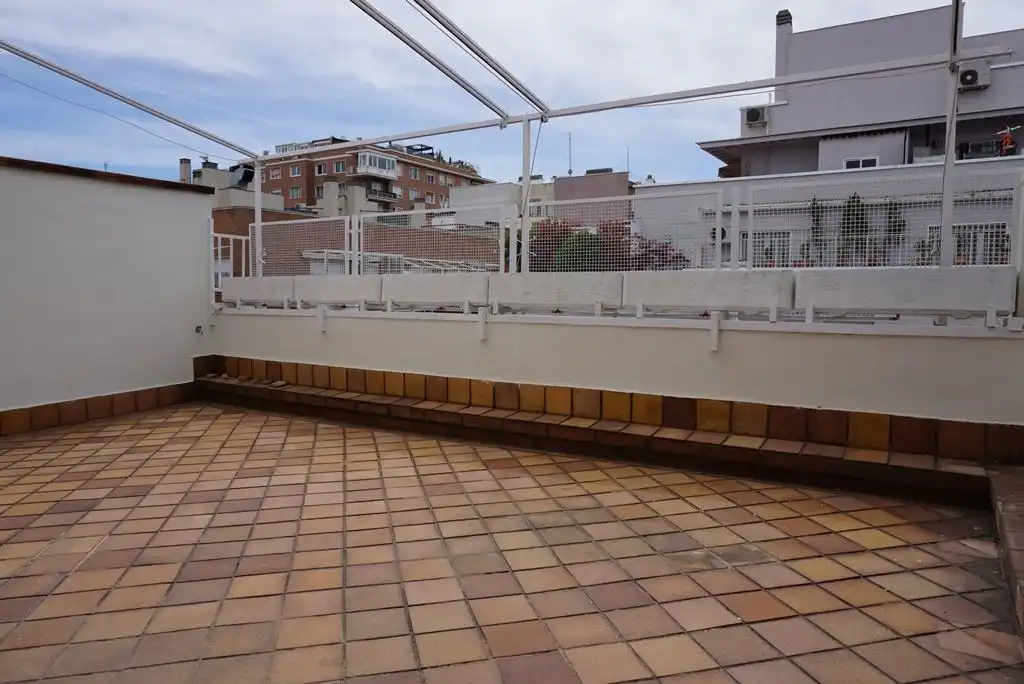 Attique avec ascenseur à louer à Calle del Duque de Sesto 33