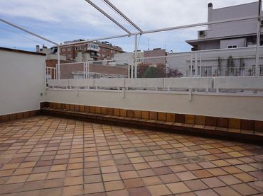 Penthouse with lift to rent in Calle del Duque de Sesto 33