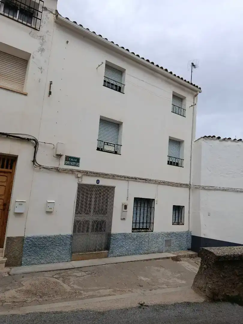Vista exterior de Casa adosada en venda en Santiago-Pontones amb Moblat
