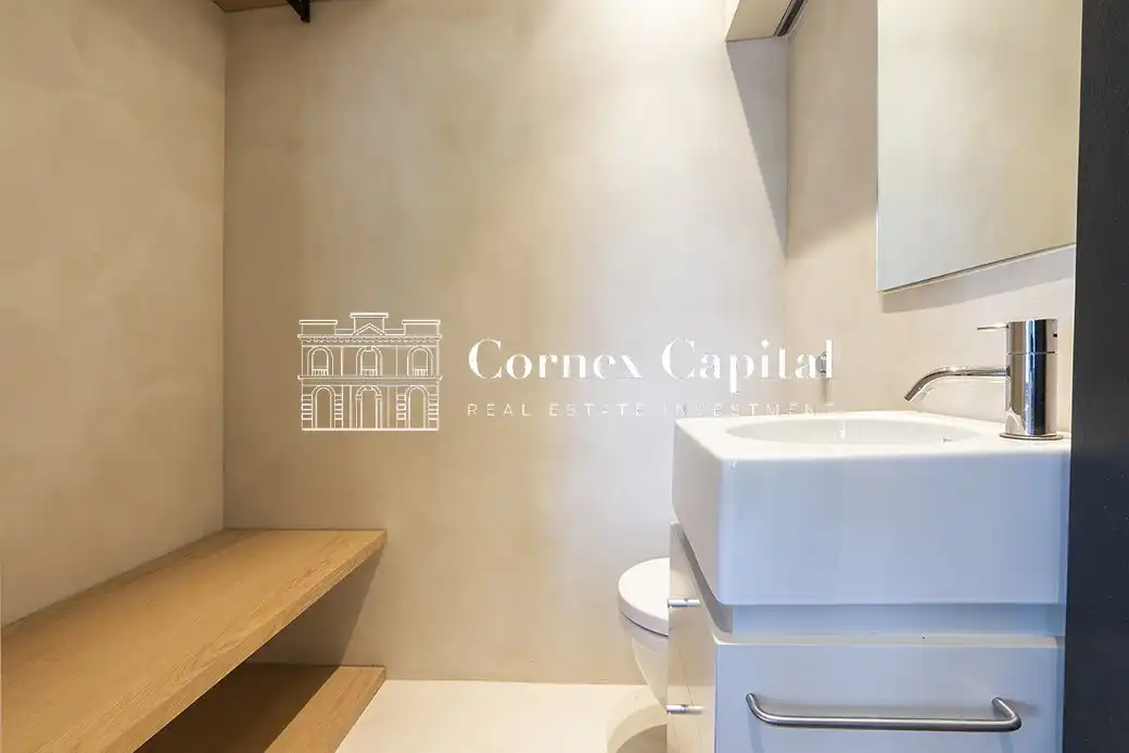 Baño de Casa adosada en venta en Barcelona con Aire acondicionado, Calefacción y Jardín privado