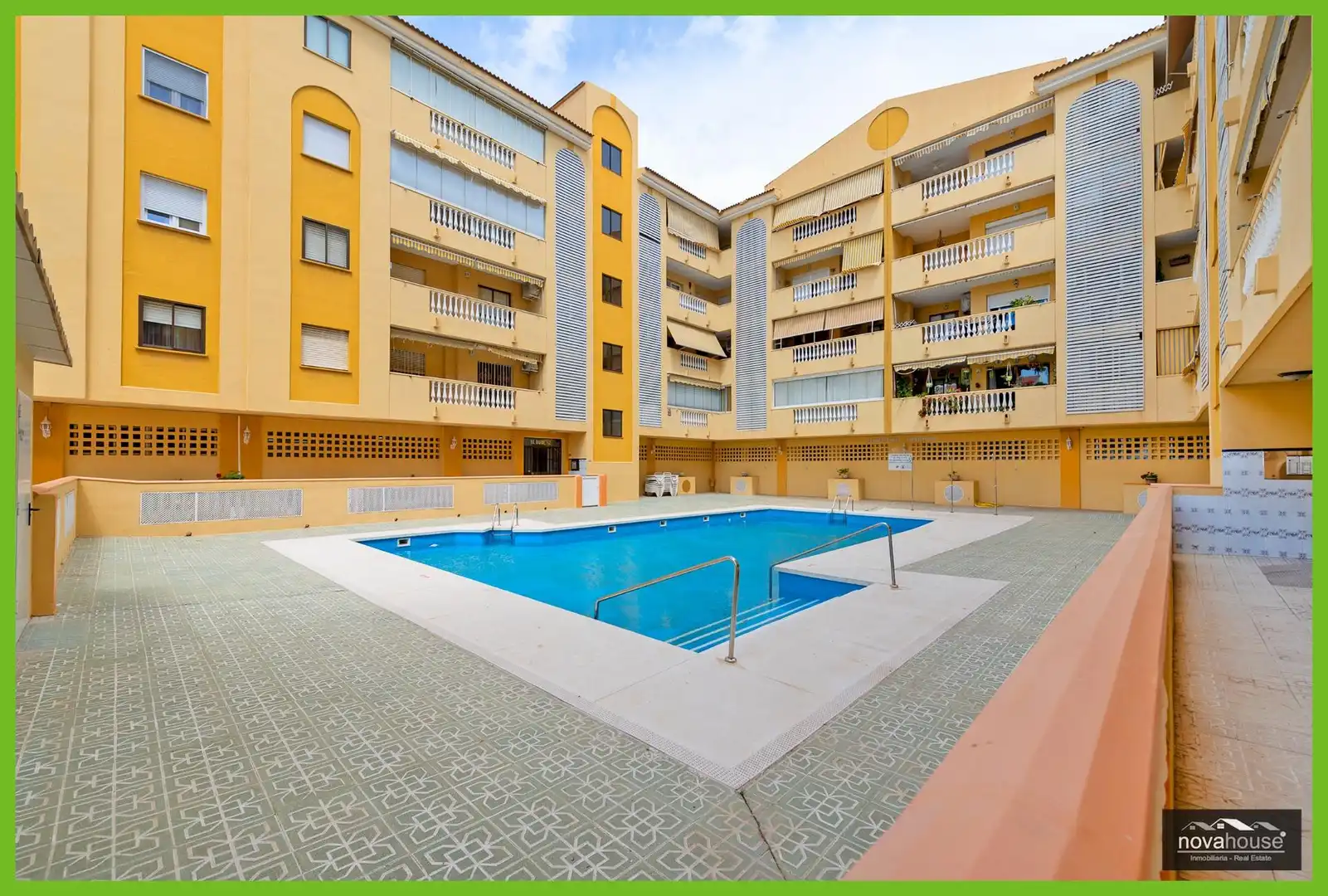 Schwimmbecken von Wohnung zum Verkauf in Rincón de la Victoria mit Terrasse, Abstellraum und Balkon