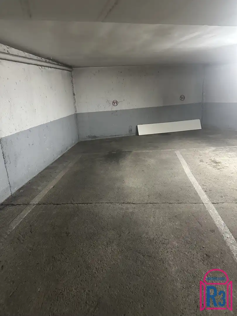 Aparcament de Apartament en venda en León Capital  amb Calefacció, Terrassa i Moblat