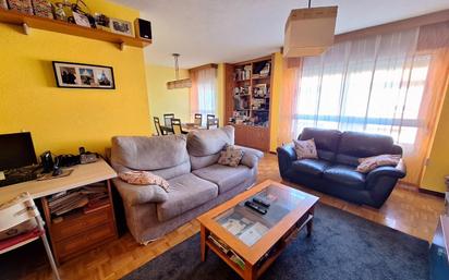 Living room of Flat for sale in Valladolid Capital  with Heating, Parquet flooring and Community pool