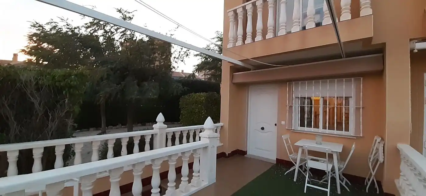Terrasse von Einfamilien-Reihenhaus zur Miete in Elche / Elx mit Privatgarten, Terrasse und Möbliert
