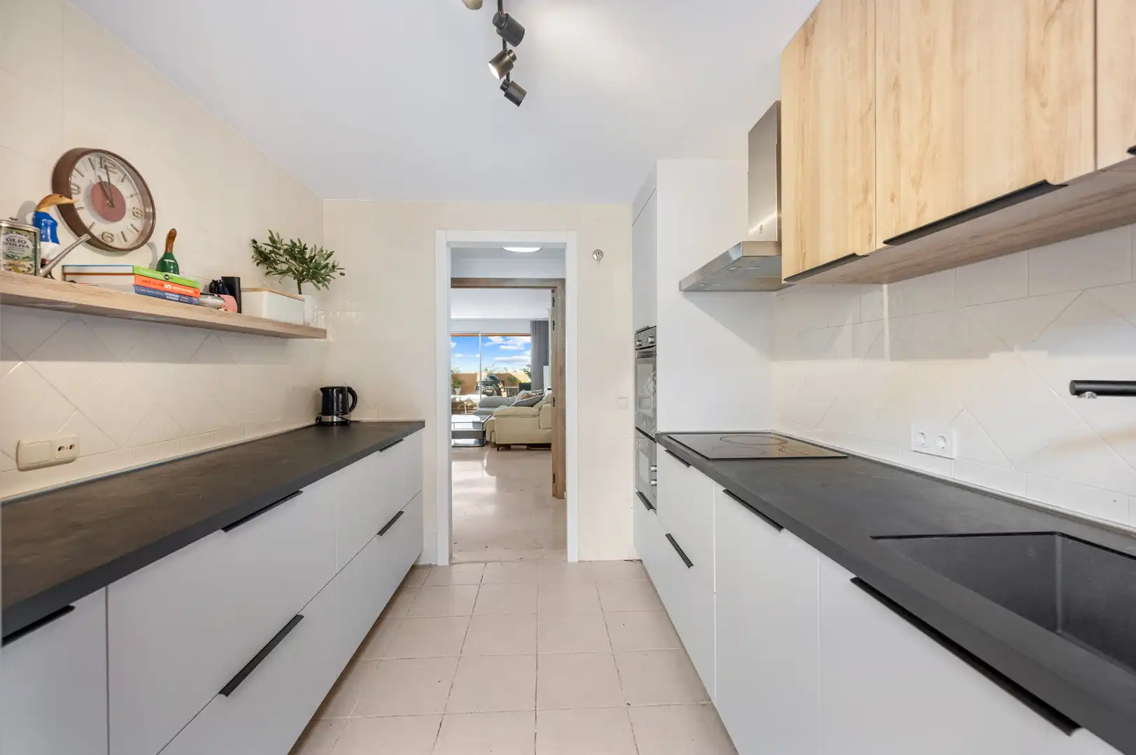 Cuina de Apartament en venda en Marbella amb Terrassa, Traster i Piscina