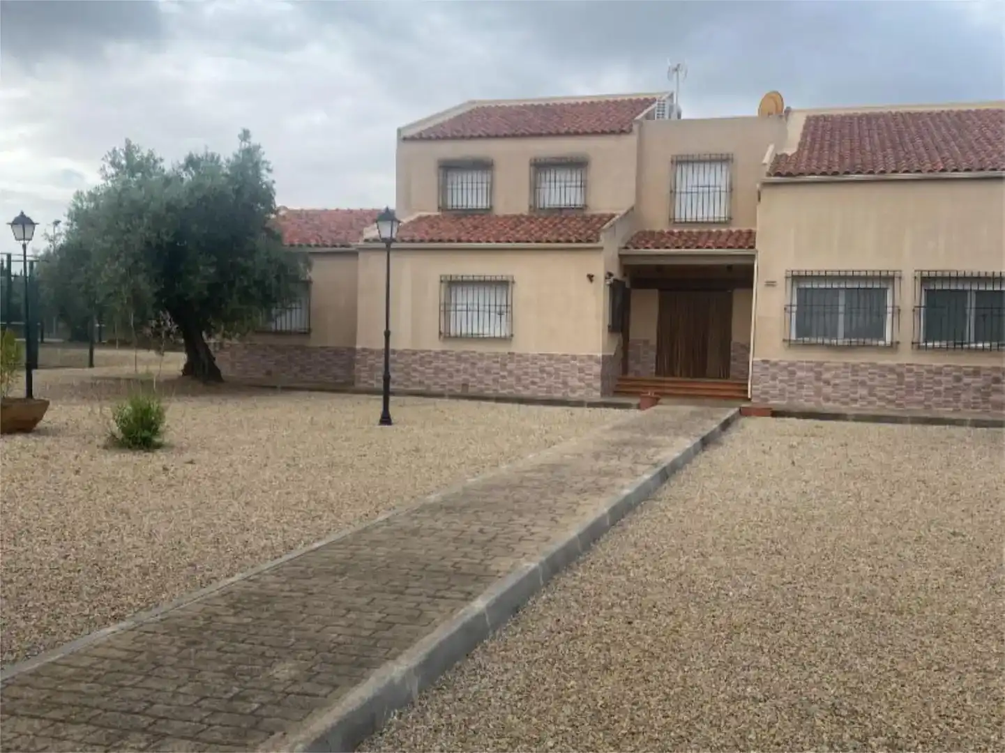 Vista exterior de Casa o xalet en venda en Fernán Caballero amb Aire condicionat, Piscina i Balcó