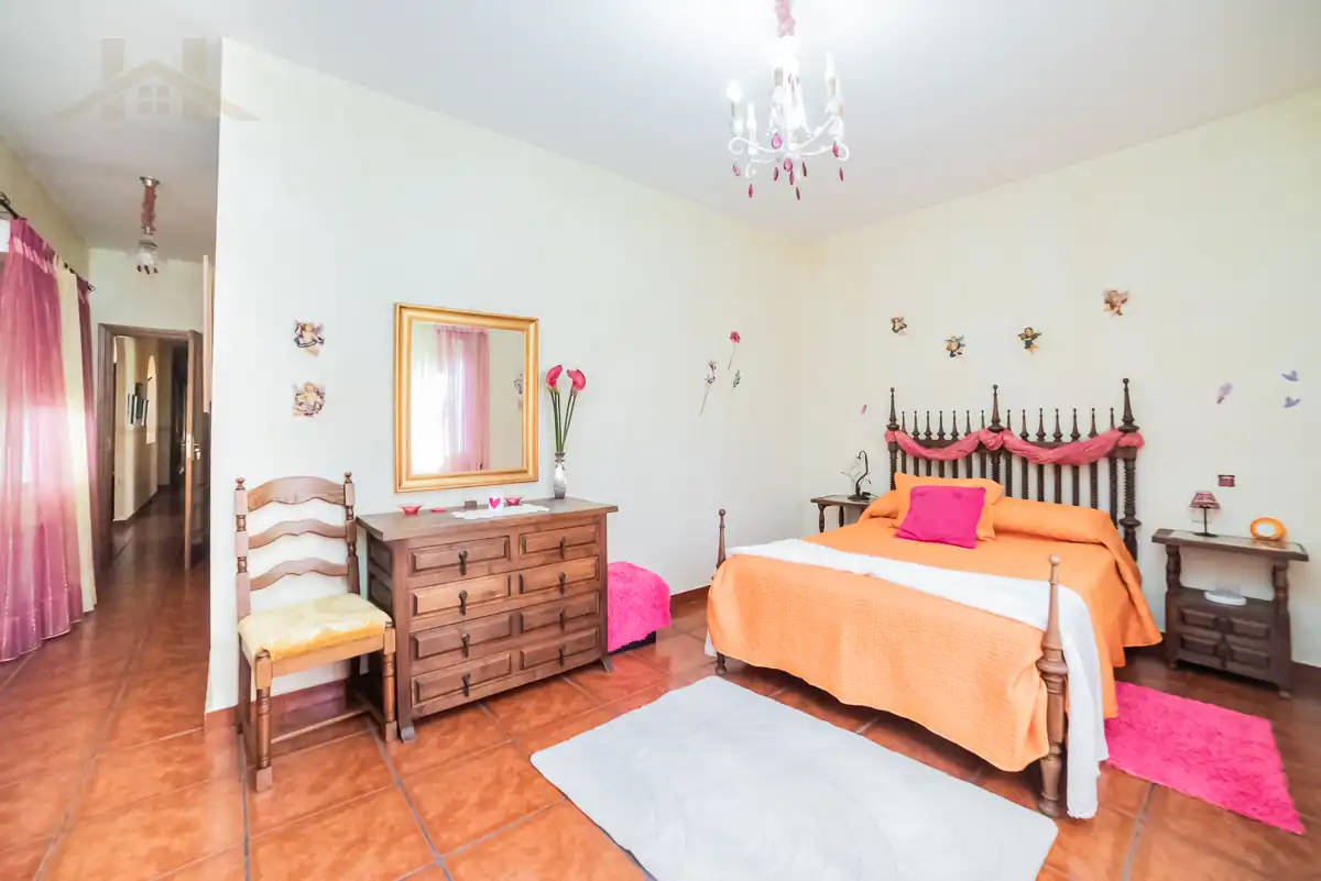 Dormitori de Casa o xalet en venda en Sevilla la Nueva amb Calefacció, Jardí privat i Piscina