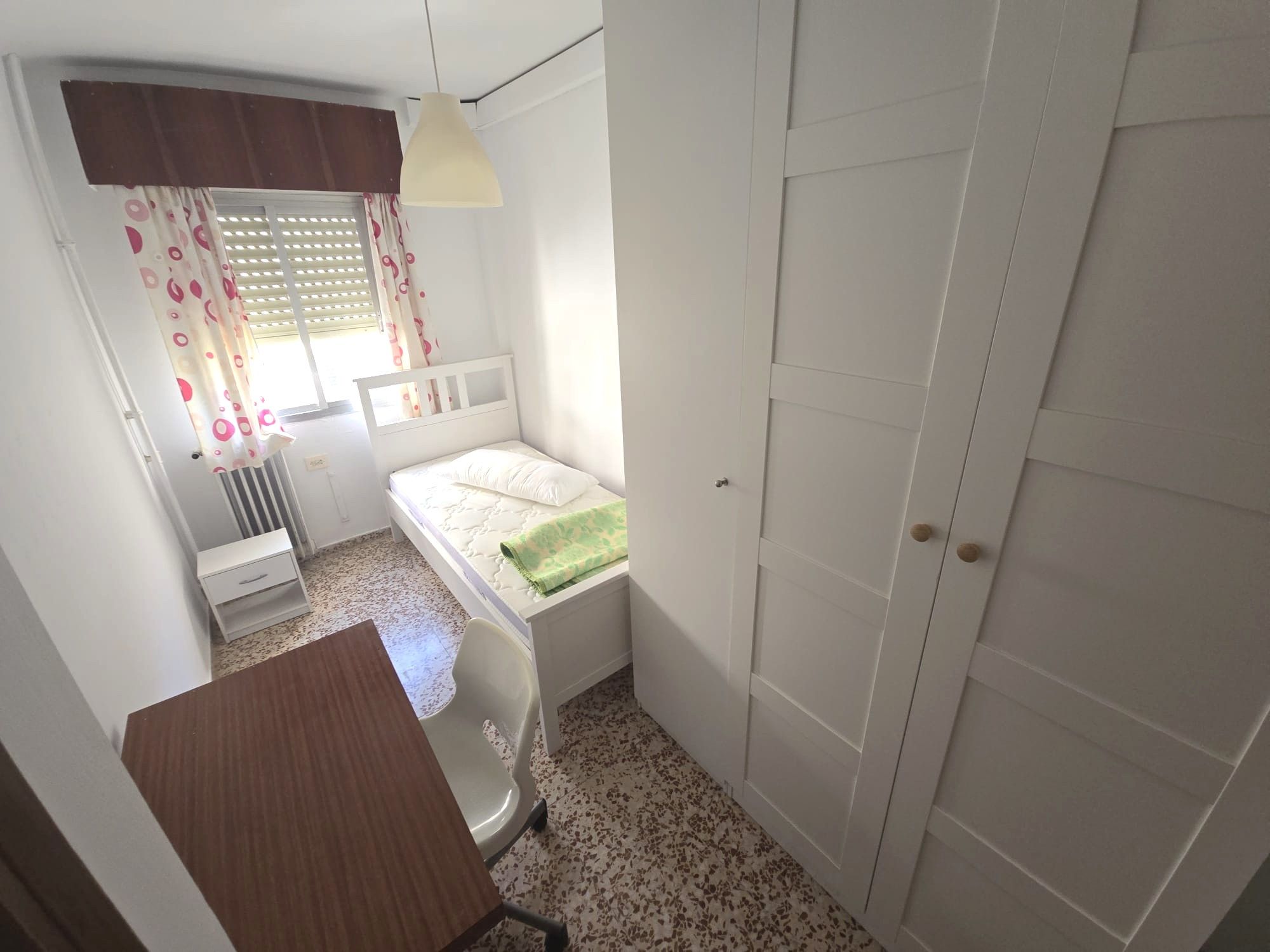 Dormitori de Pis de lloguer en Cáceres Capital amb Aire condicionat, Calefacció i Terrassa