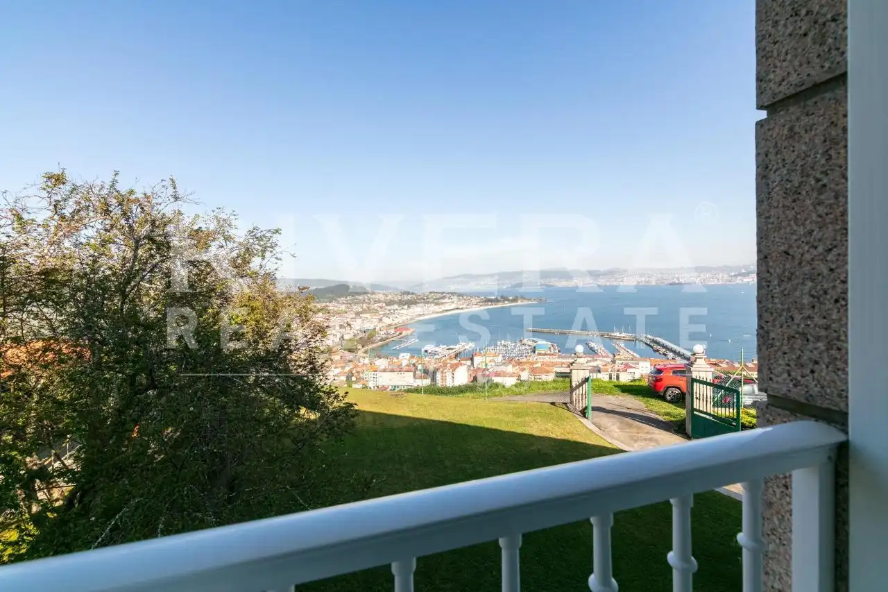 Vista exterior de Casa o chalet en venta en Cangas  con Calefacción, Jardín privado y Amueblado