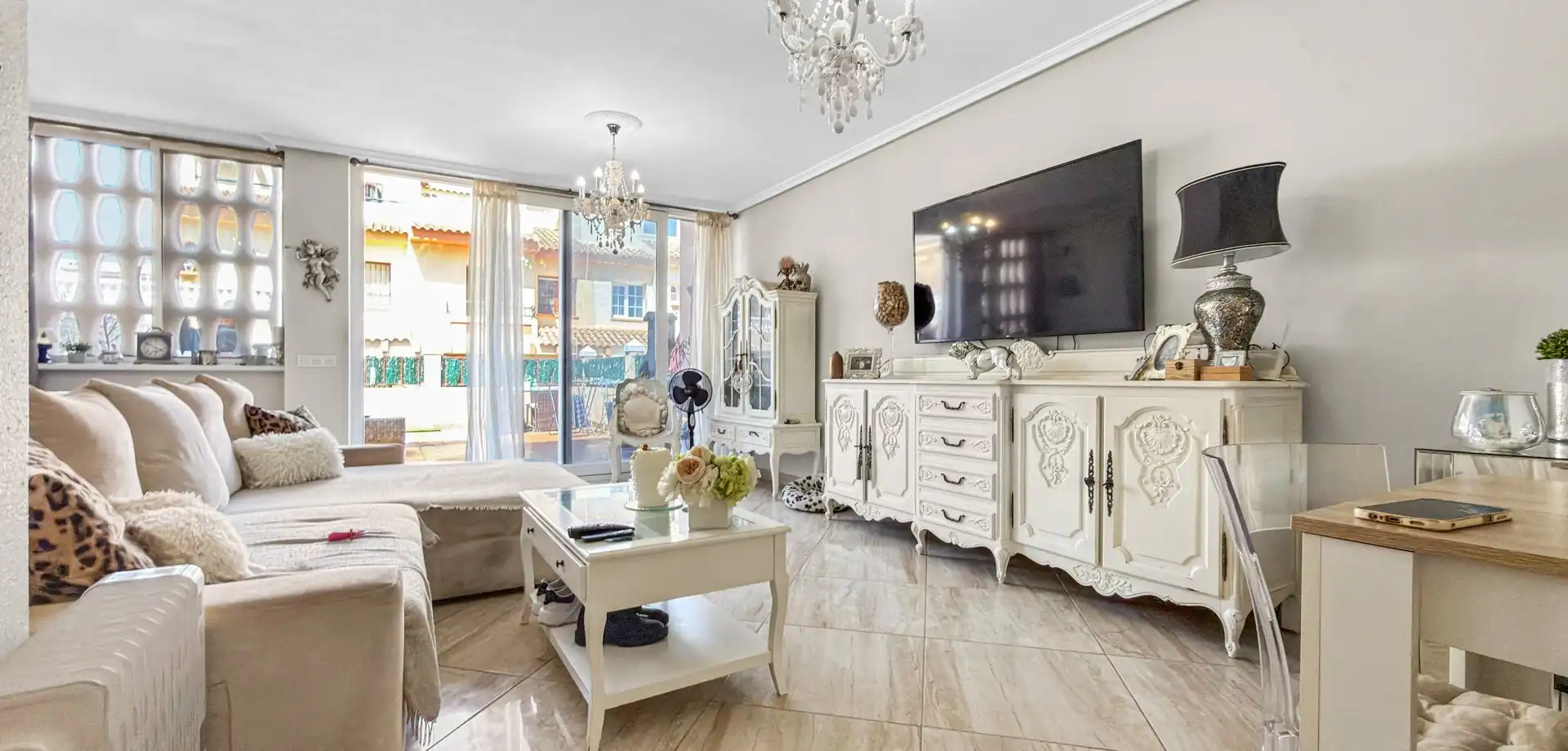 Sala de estar de Casa adosada en venta en Orihuela con Terraza, Piscina y Amueblado