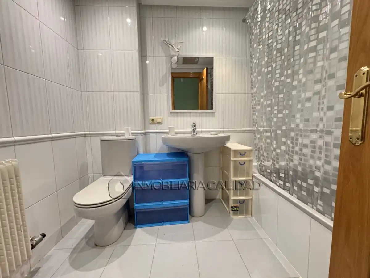 Baño de Piso de alquiler en Burgos con Calefacción y Amueblado