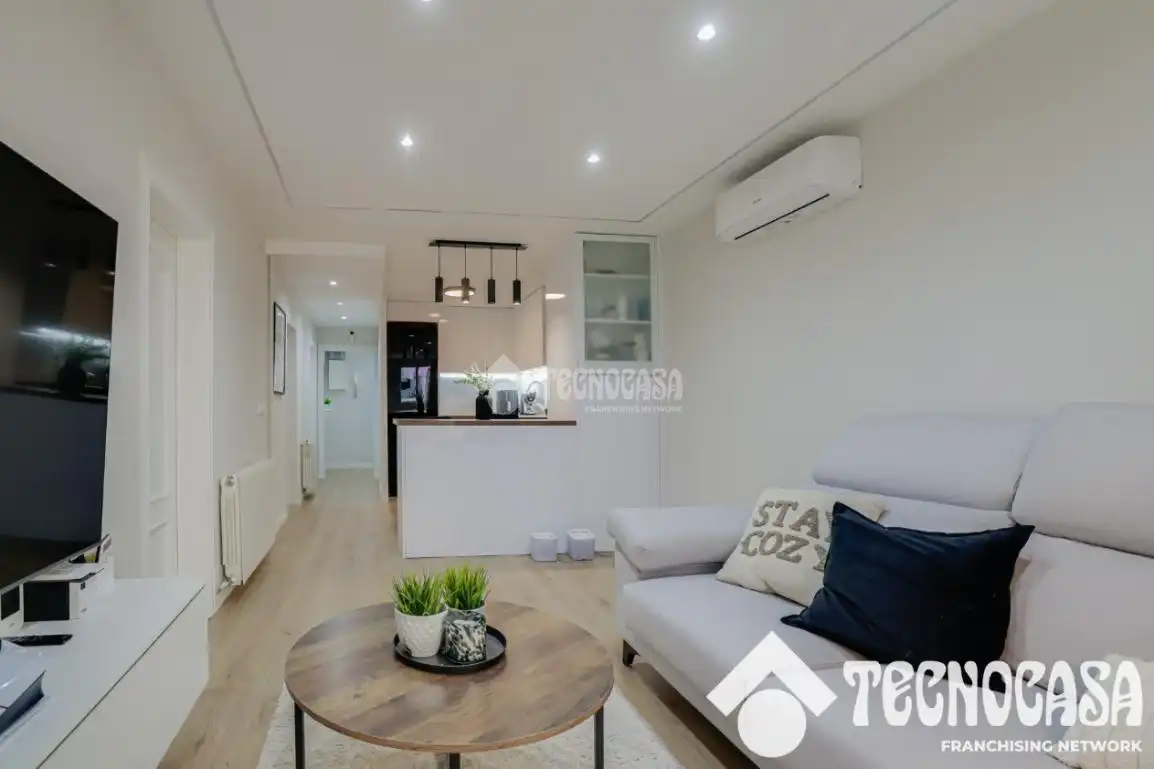 Living room of Flat for sale in Santa Coloma de Gramenet  with Air Conditioner, Heating and Parquet flooring