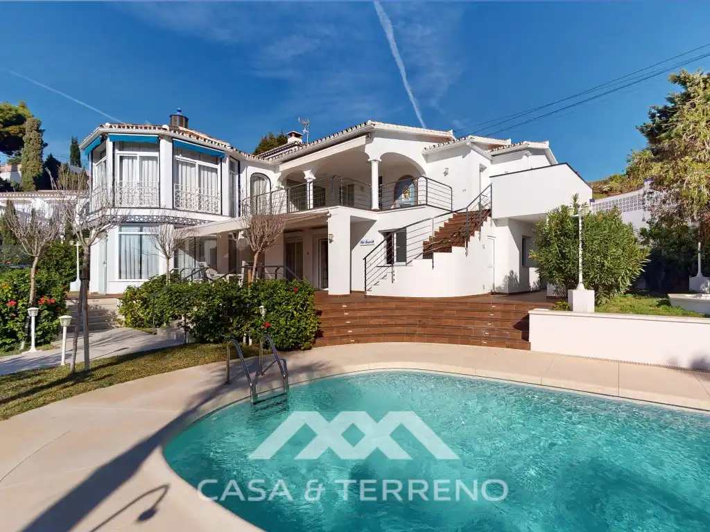 Vista exterior de Casa o xalet en venda en Vélez-Málaga amb Aire condicionat, Jardí privat i Terrassa