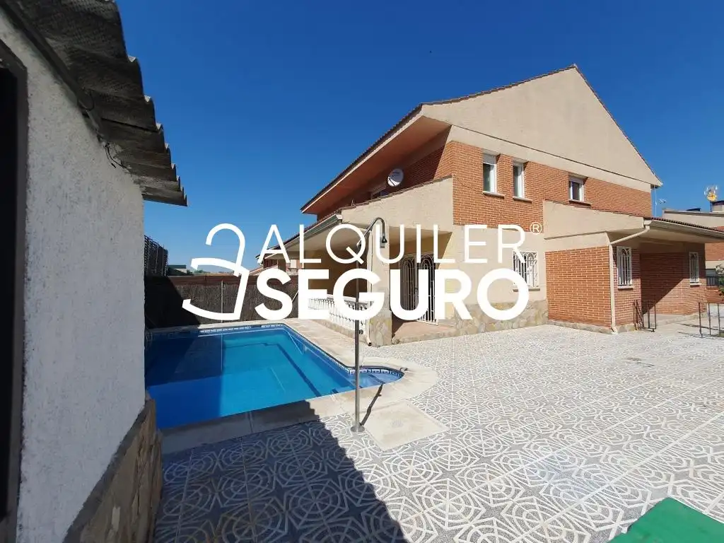 Exterior view of Houses for rent in Batres  with Heating, Terrace and Swimming Pool
