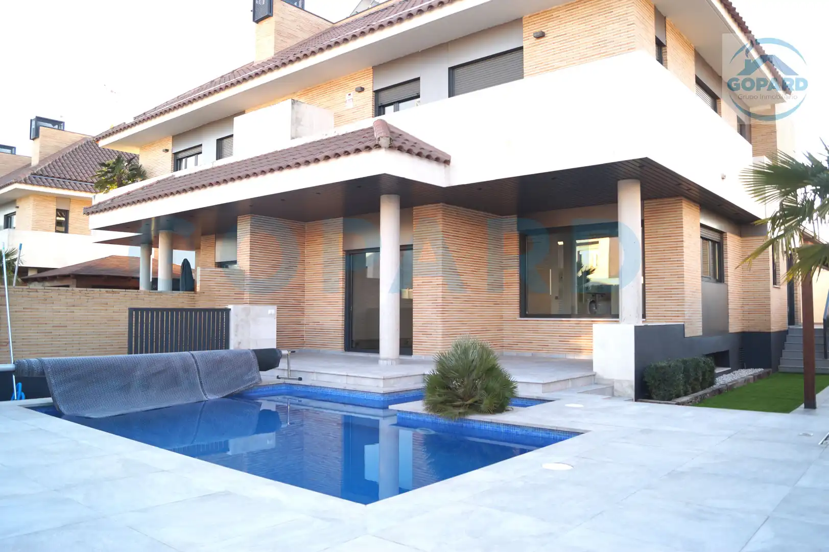 Piscina de Casa adosada de alquiler en Villanueva de la Cañada con Aire acondicionado, Calefacción y Jardín privado