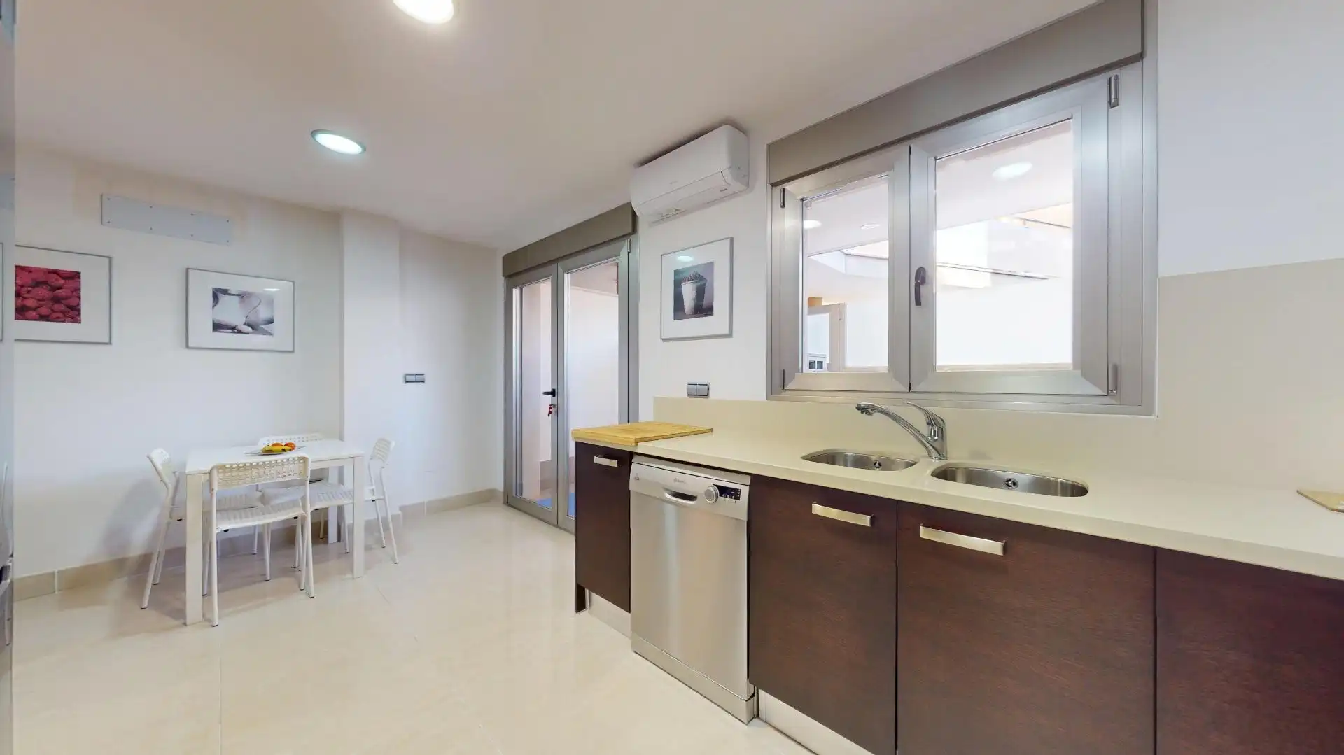 Cuina de Casa adosada en venda en Pilar de la Horadada amb Aire condicionat, Jardí privat i Parquet