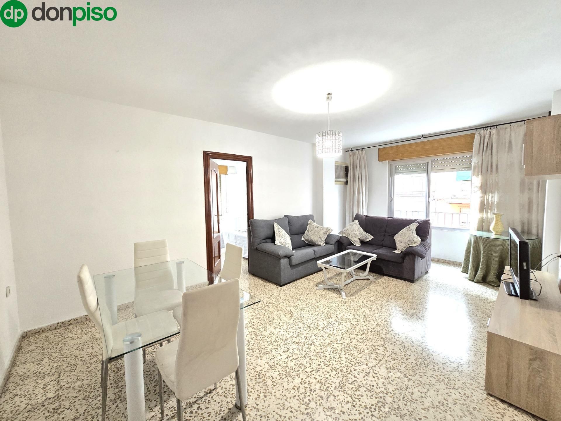 Sala d'estar de Pis de lloguer en  Granada Capital amb Aire condicionat, Terrassa i Balcó